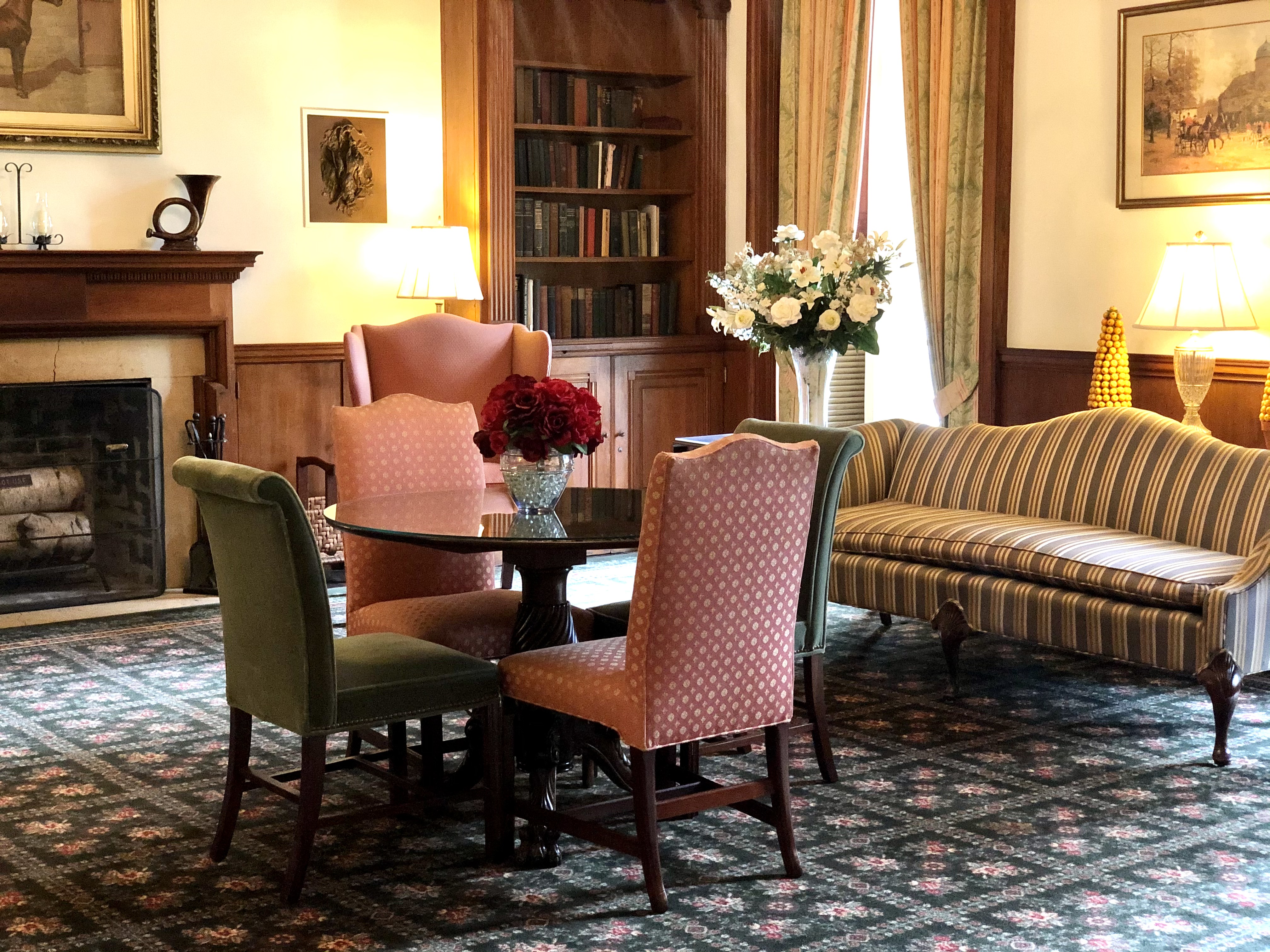 A small sitting table in the dining room of the mansion
